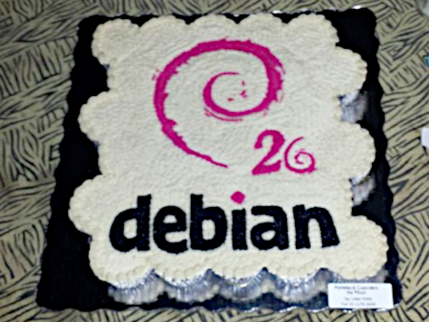 Pastel de cupcakes con el logo de Debian y un número 26.